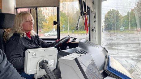 Перша водійка автобуса у Львові вийшла на маршрут. Фото дня