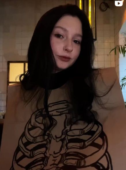 Відвідувачка клону Реберні в Луганську в спеціальному фартуху (фото з інстаграму)