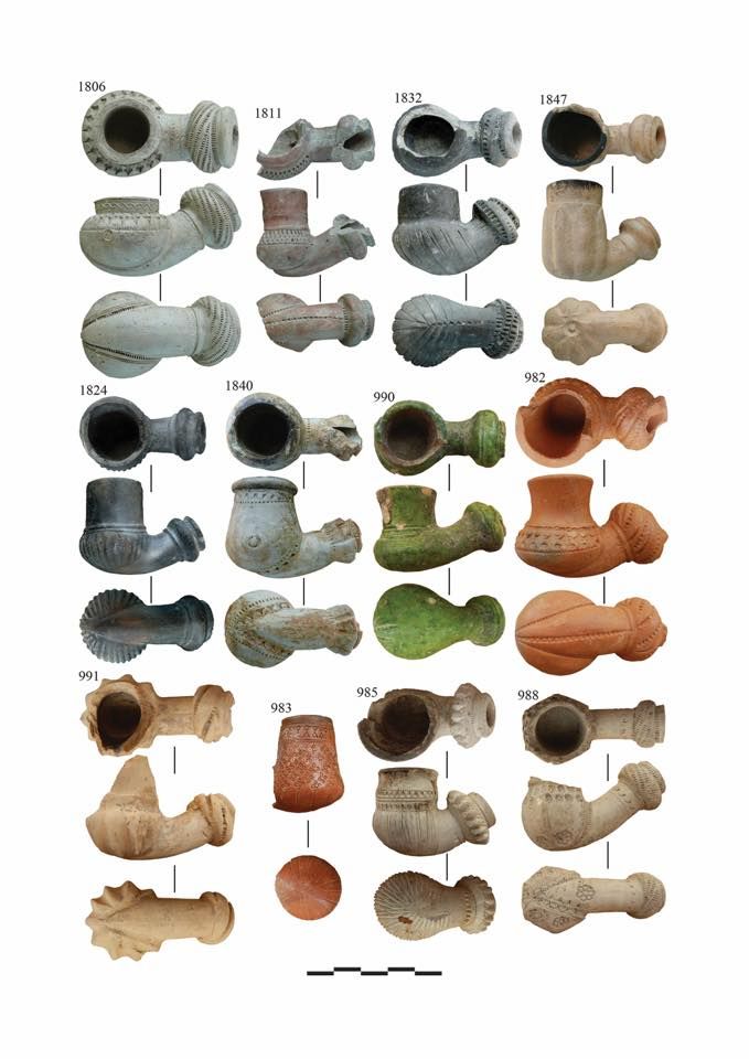 Різновиди люльок, знайдені в розкопі (фото з книжки Павла Нечитайла)