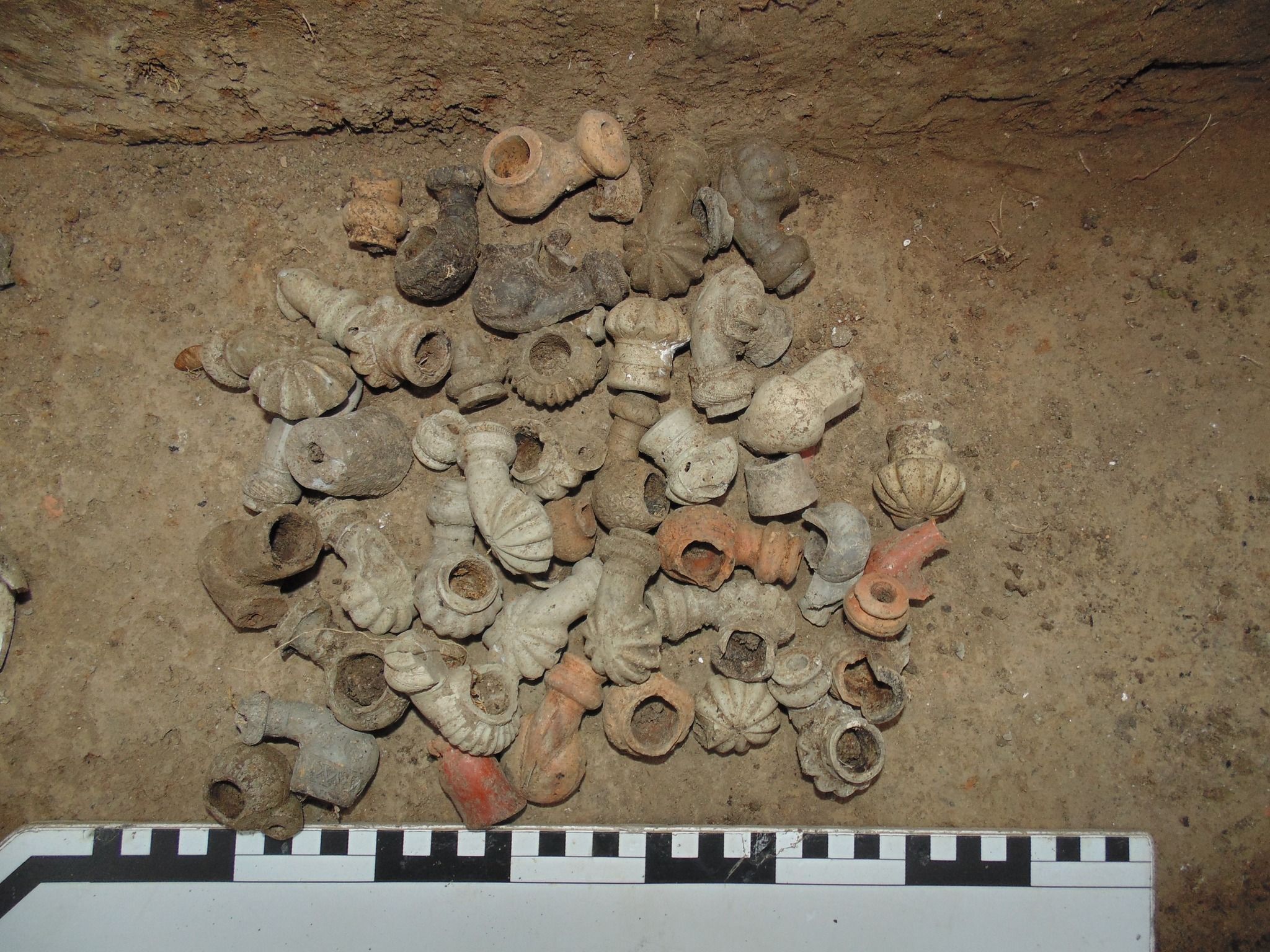 Люльки, знайдені на місці османської кавʼярні (фото Павла Нечитайла)