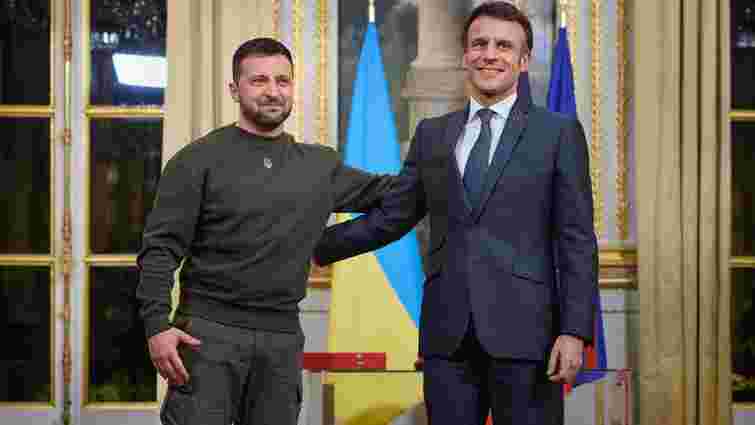 Зеленський обговорив з Макроном розширення поставок американської зброї коштом НАТО