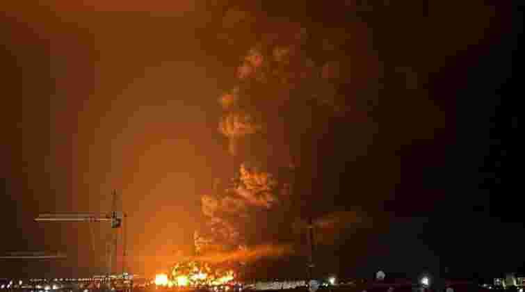 В окупованій Феодосії через атаку дронів загорілась нафтобаза