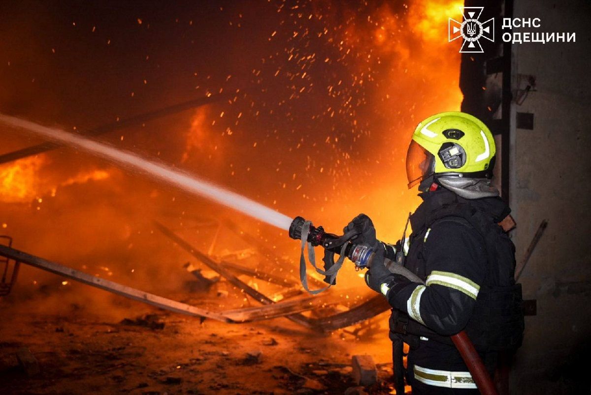 Росіяни вдарили по складу з одягом на Одещині, виникла масштабна пожежа