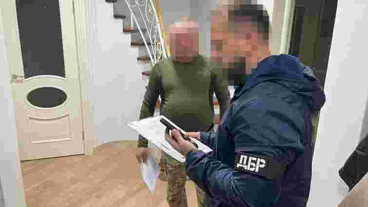 На Львівщині офіцер змусив військових ставити пам’ятники на могилах своїх батьків