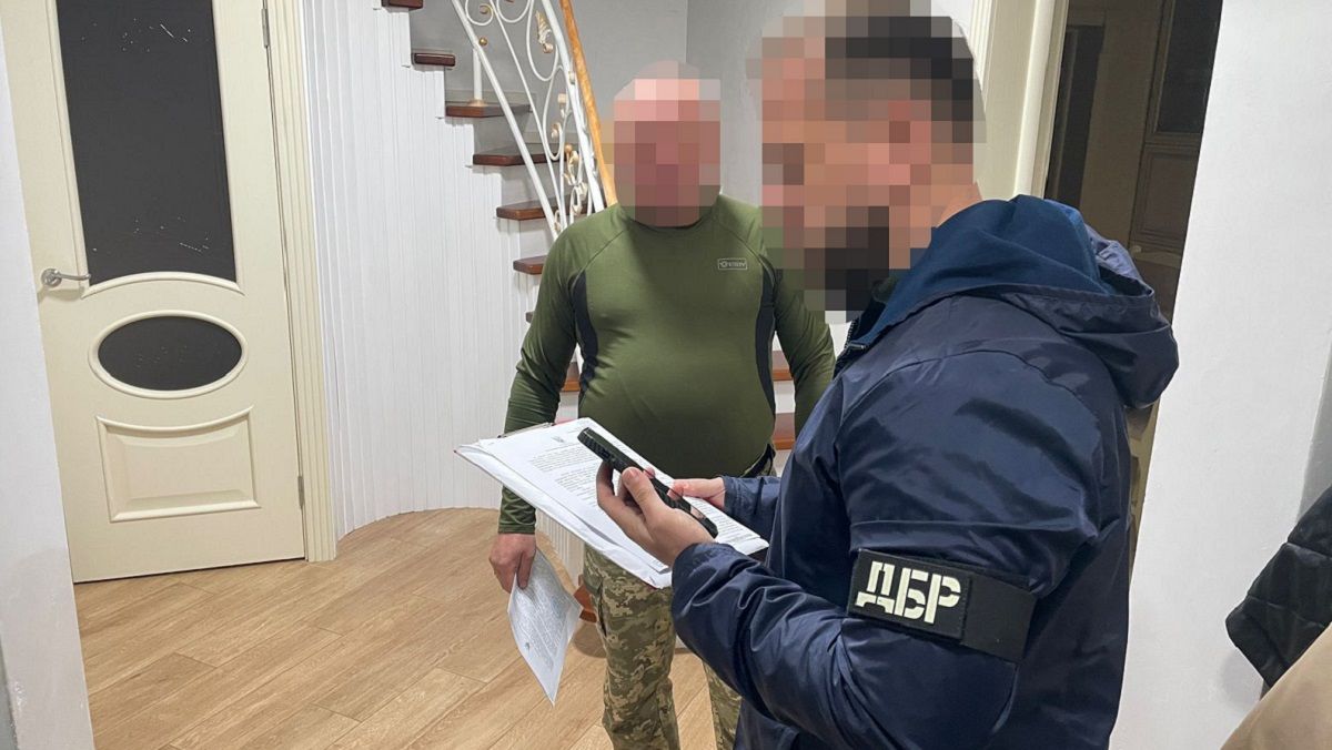 На Львівщині офіцер змусив військових ставити пам’ятники на могилах своїх батьків