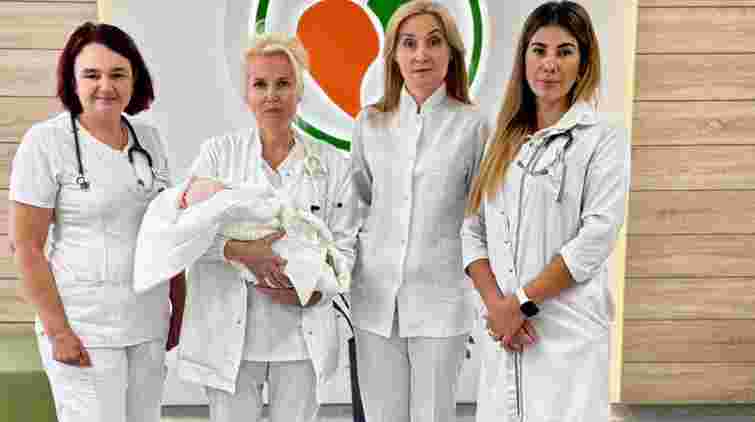 Львівські лікарі видалили новонародженій дівчинці пухлину вагою 420 г