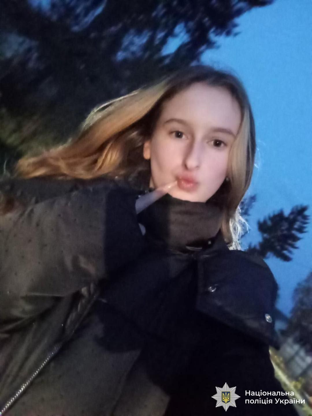 Дівчина була одягнена у чорну куртку. Фото поліції