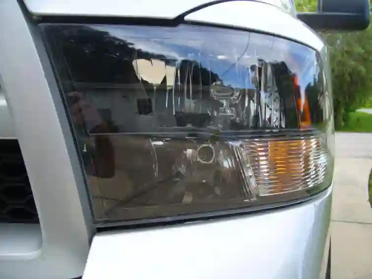 Лайфхаки, які вам треба восени: як самостійно почистити фари автомобіля без полірування