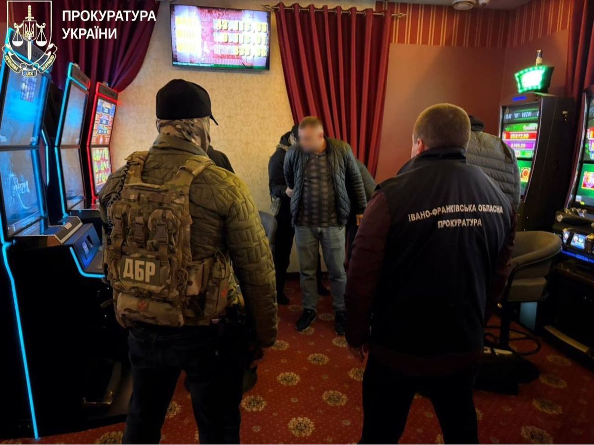 На Прикарпатті посадовці ДМС брали хабарі і витрачали їх на гральні автомати