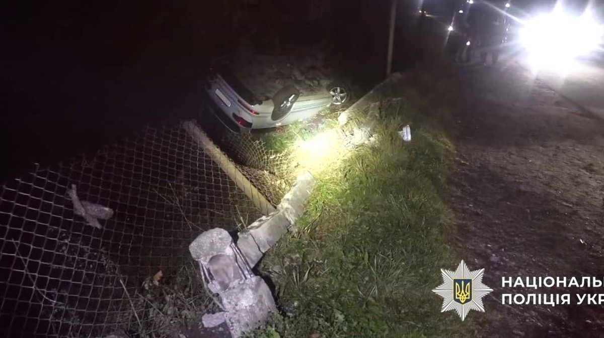 На Закарпатті у ДТП з перекиданням авто важко травмувався 10-річний хлопчик