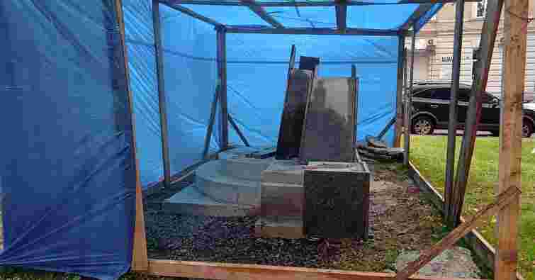 У центрі Самбора громада ПЦУ незаконно зводить пам'ятник митрополиту Сибірському