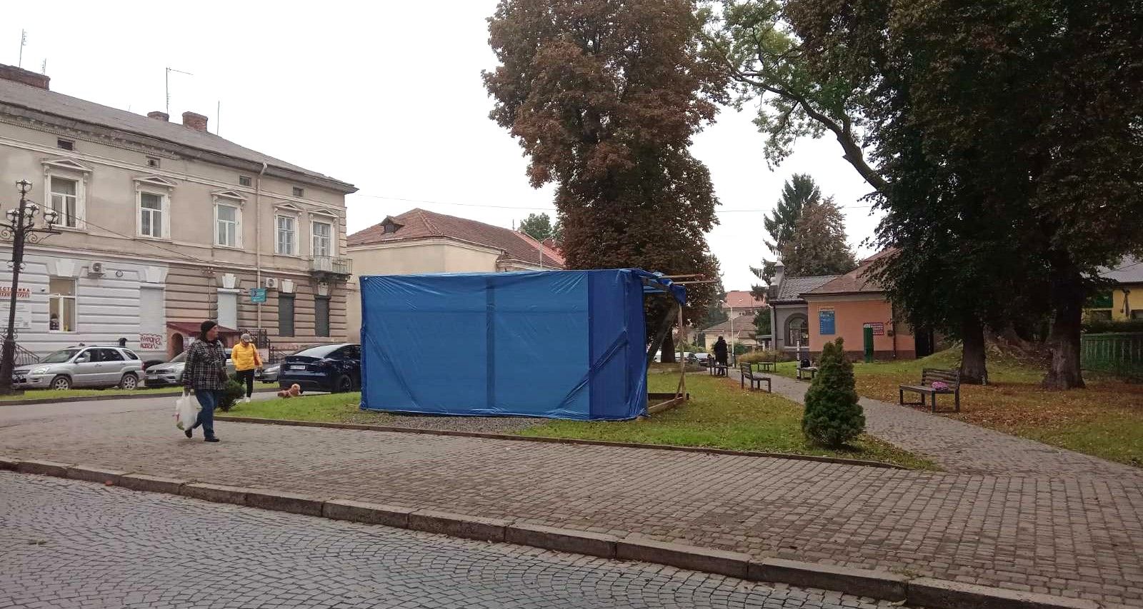 Памʼятник встановлюють поблизу районної ради