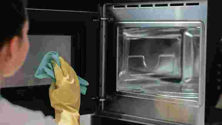 Витратите лише кілька хвилин: як швидко почистити мікрохвильовку від жиру і запахів