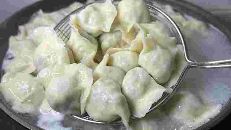 Не злипнуться і не розваряться: що треба додати у воду під час варіння вареників