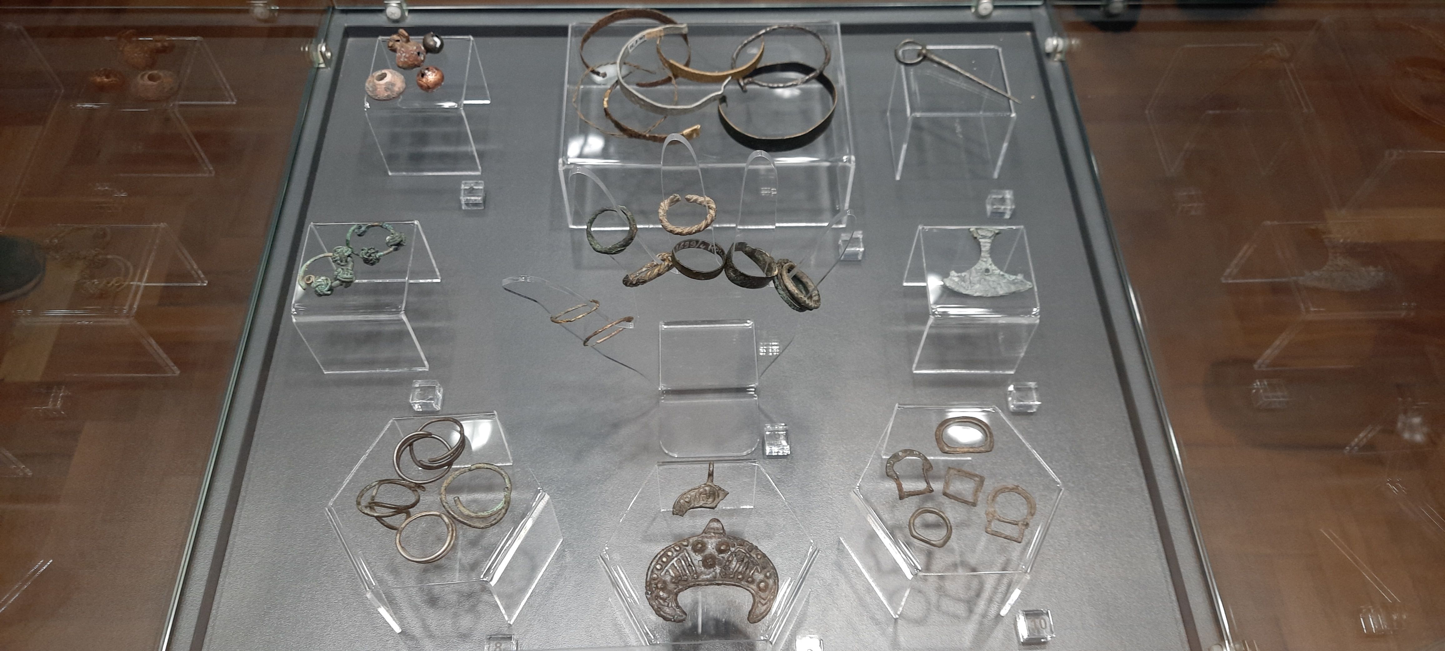 Скроневі кільця (внизу ліворуч) і лунниця (внизу по центру)