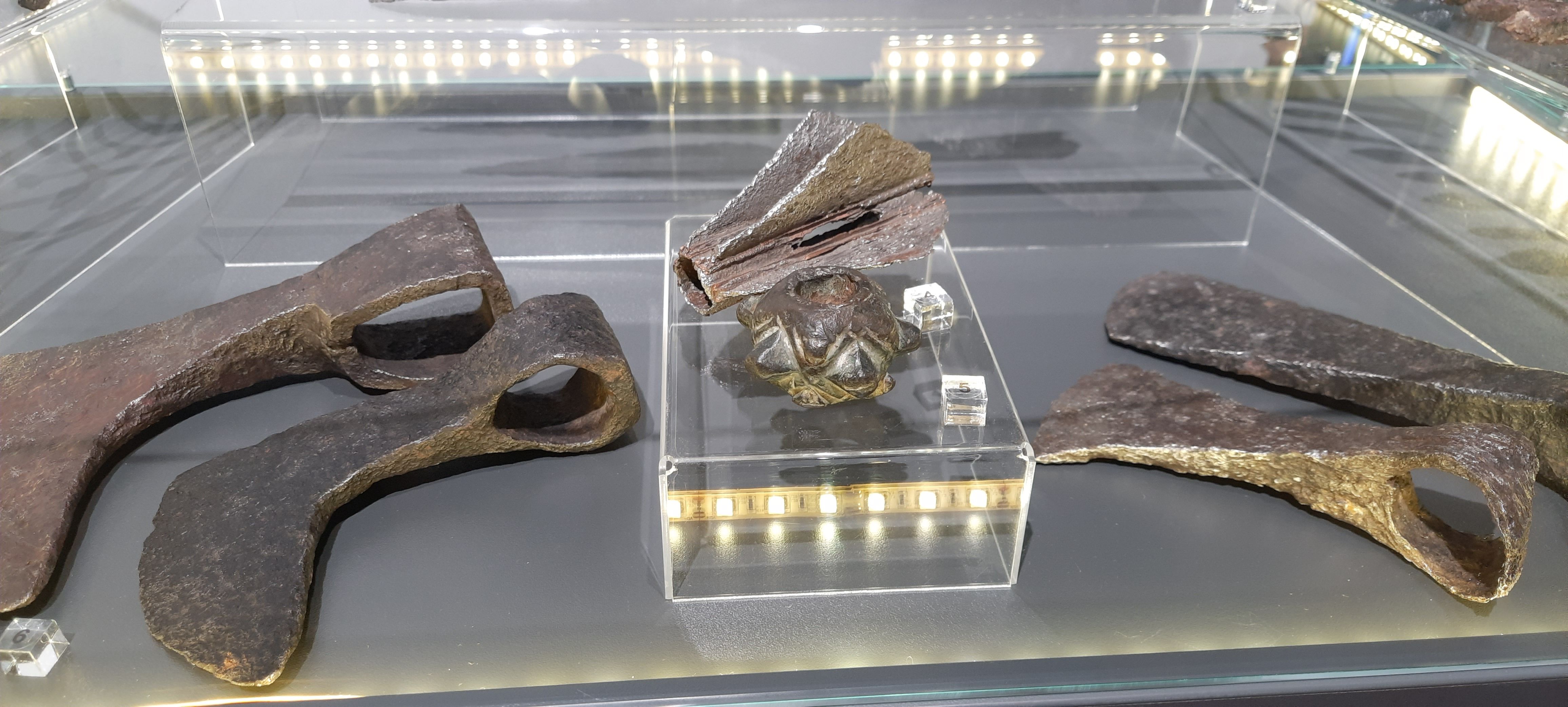 Середньовічна зброя - булава, сокири