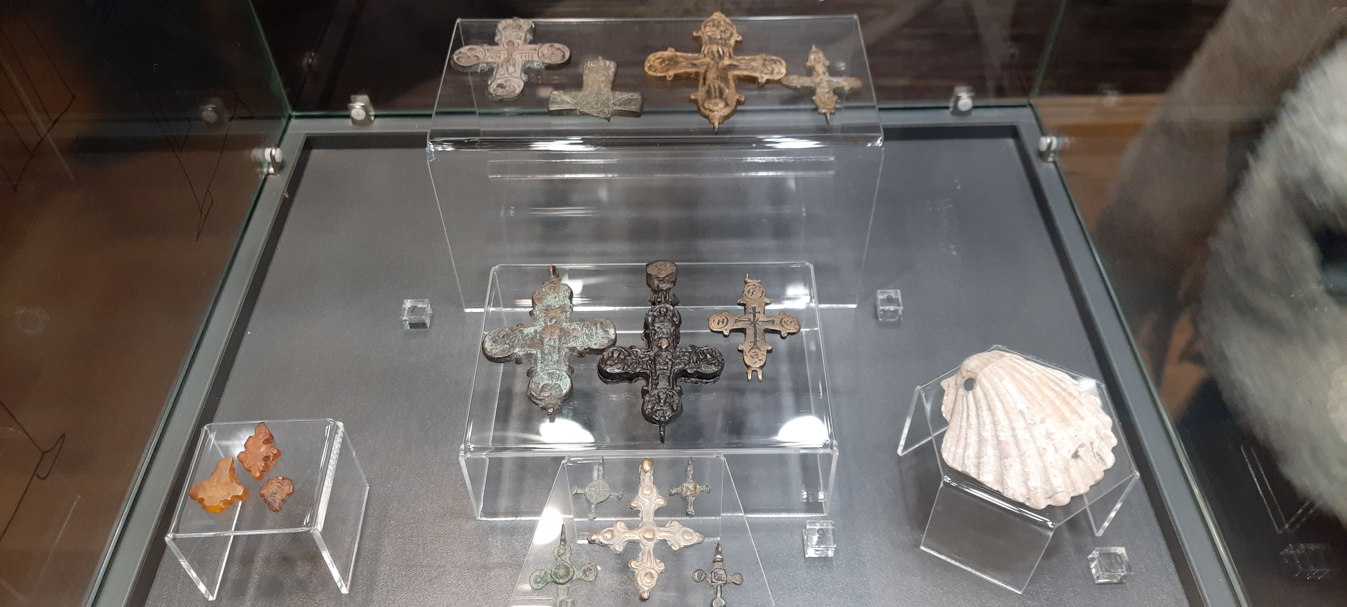 Хрестики та паломницька мушля