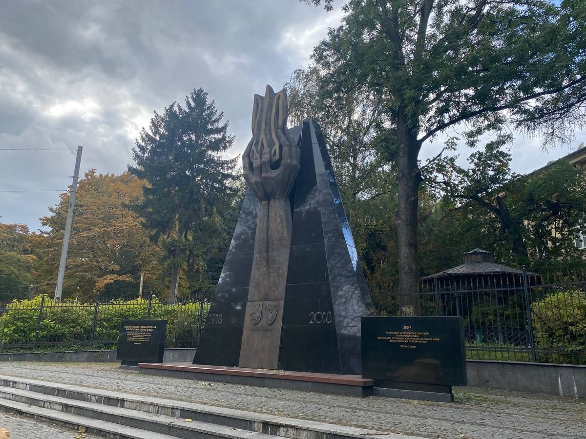 Львівська міськрада візьме на баланс збудований Олегом Синюткою пам’ятник ЗУНР