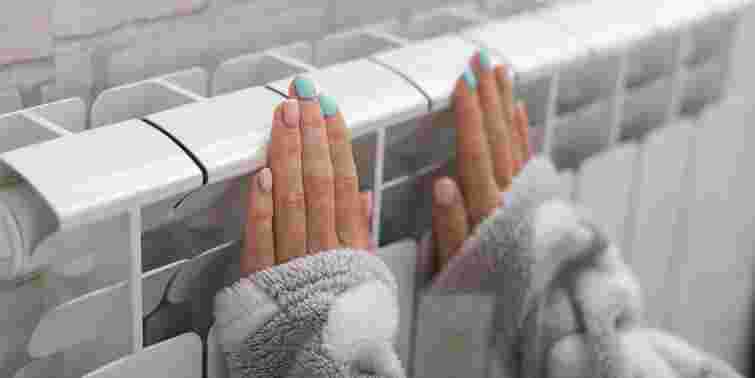 Готуємося до блекаутів: 4 перевірені способи зігрітись без опалення, електрики і газу