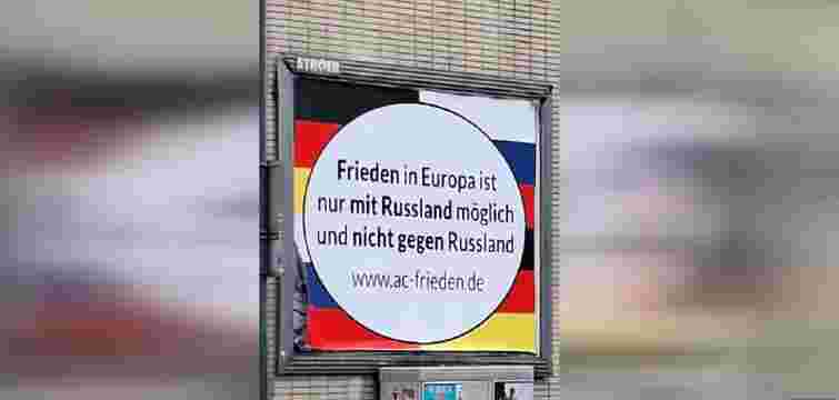У центрі Аахена розклеїли плакати із закликом до миру з Росією, українська діаспора відреагувала