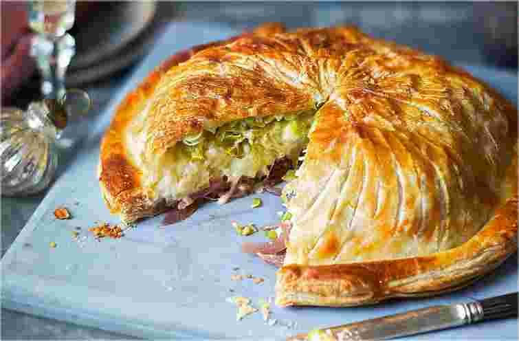 Пиріг із запеченим брі та карамелізованими овочами. Рецепт дня