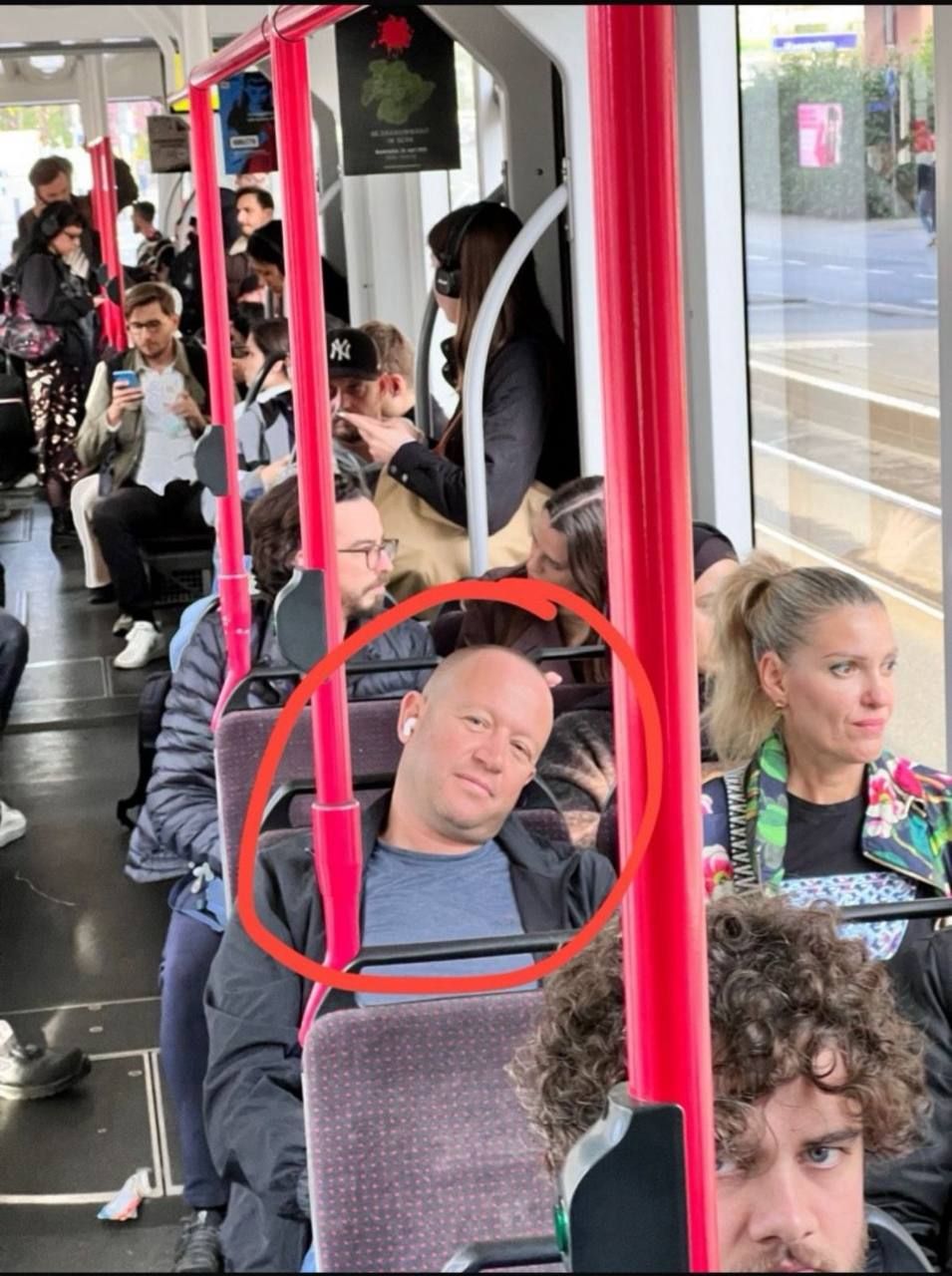 На фото російськомовний нападник, праворуч від нього його супутниця. Фото надала Марія Лембак 