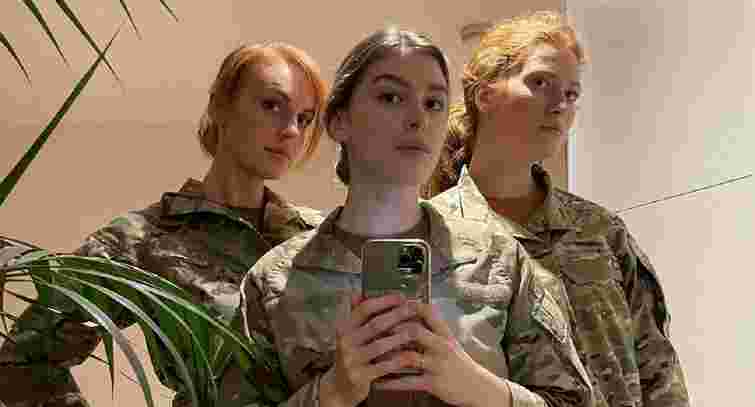 Військовослужбовиці ЗСУ під час відпустки у Лондоні врятували постраждалого у ДТП