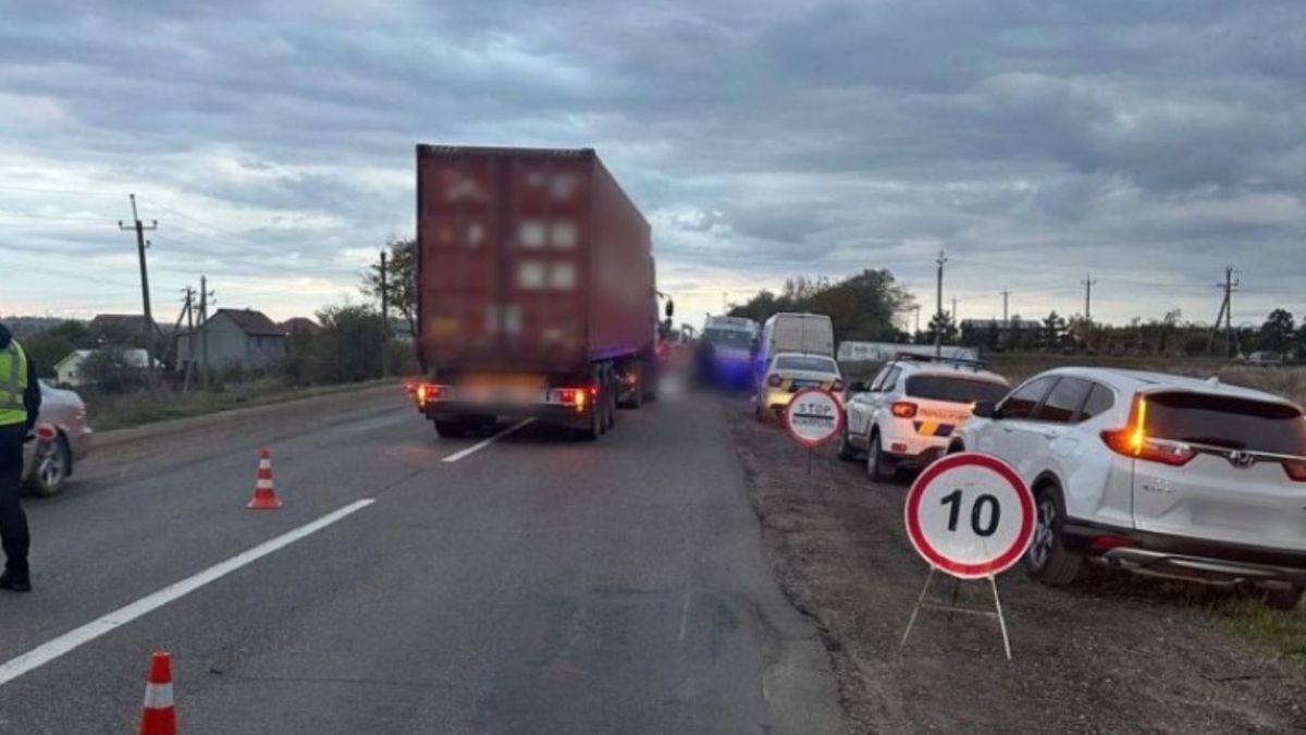 Під Одесою вантажівка на смерть збила двох військових біля блокпоста