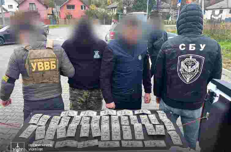 ДБР затримало 24-річного прикордонника за переправлення ухилянтів та сигарет до Румунії