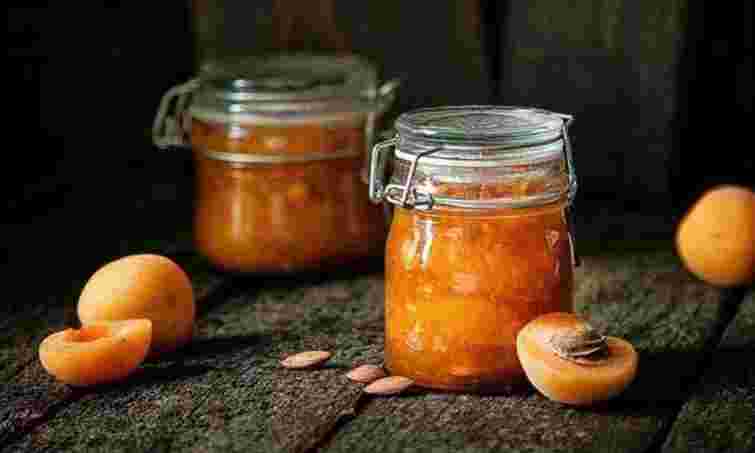 Варення на сковорідці з абрикос або вишень. Рецепт дня