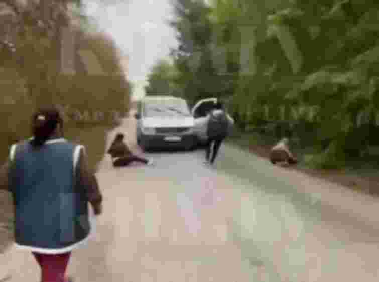 На Хмельниччині пʼятеро жінок заблокували та пошкодили автомобіль ТЦК 