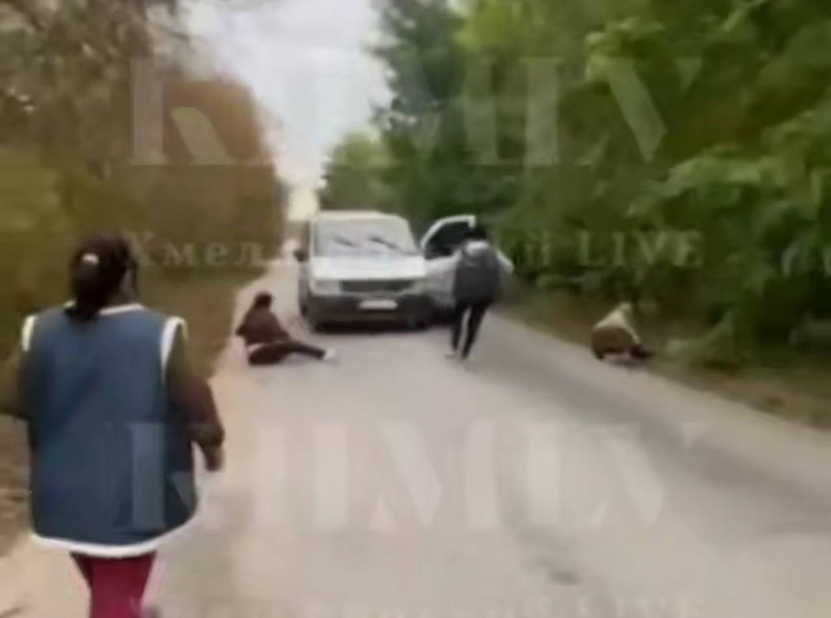 На Хмельниччині пʼятеро жінок заблокували та пошкодили автомобіль ТЦК 