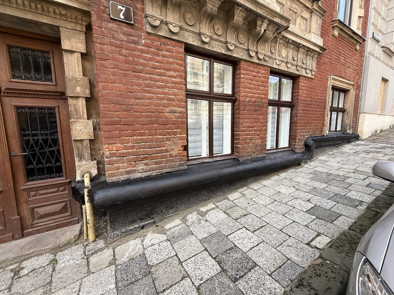 Пофарбований цоколь на вул. Поповича, 7