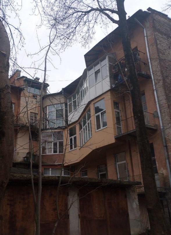 Перебудований і засклений балкон на вул. Тарнавського, 16