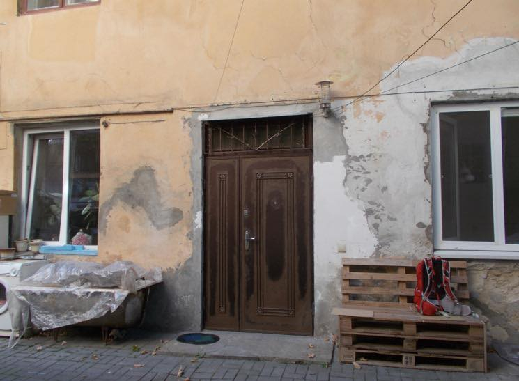 Замінені двері і вікна на вул. Січових Стрільців, 4