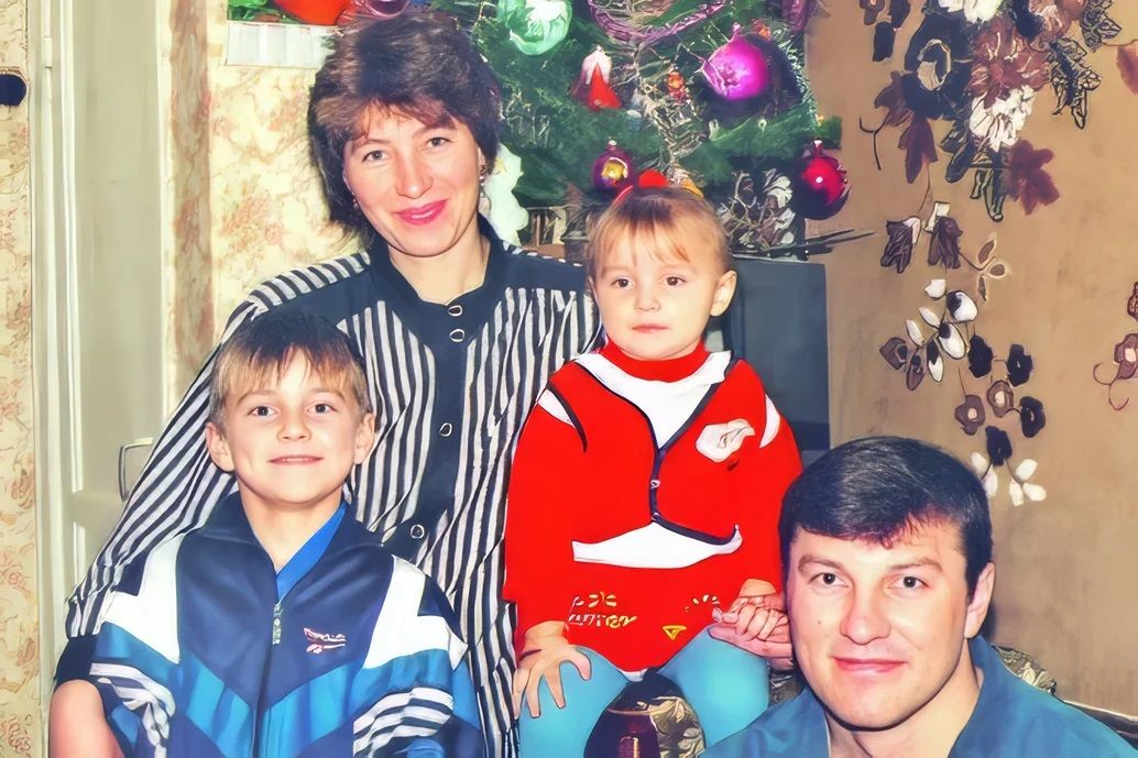 Андрій Ярмоленко з батьками та молодшою сестрою