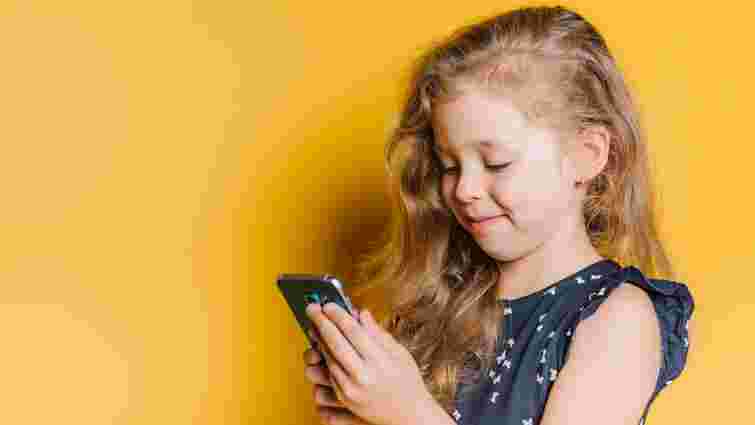 У дитсадку чи школі: з якого віку і скільки часу дітям можна користуватися смартфоном