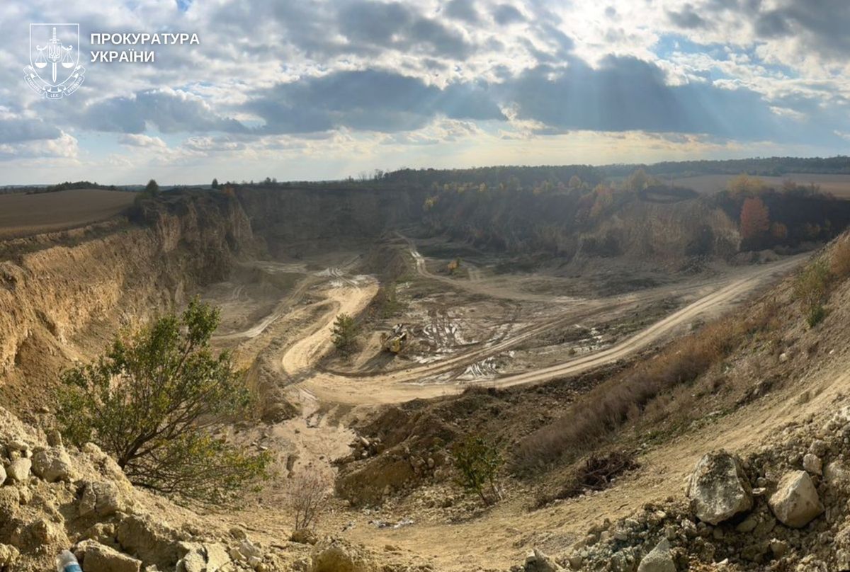 Директор кар’єру на Хмельниччині організував незаконний видобуток вапняку на 57 млн грн 