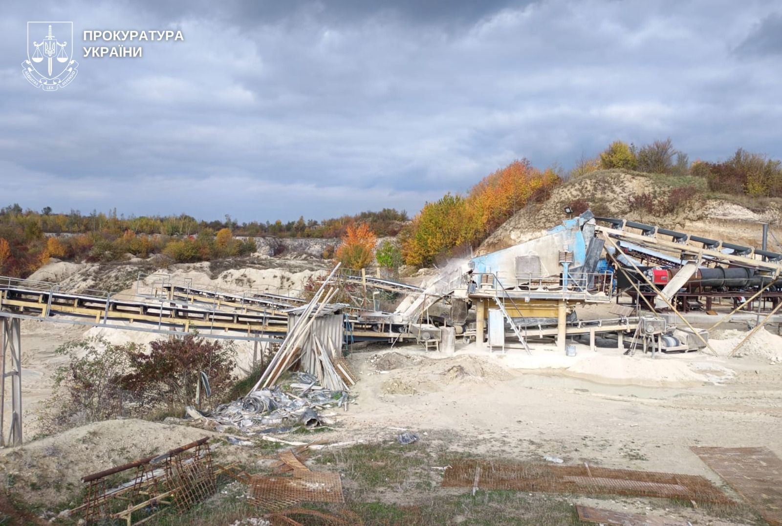 Вапняк незаконно видобували у карʼєрі в Кам’янець-Подільському районі (фото Офісу генпрокурора)