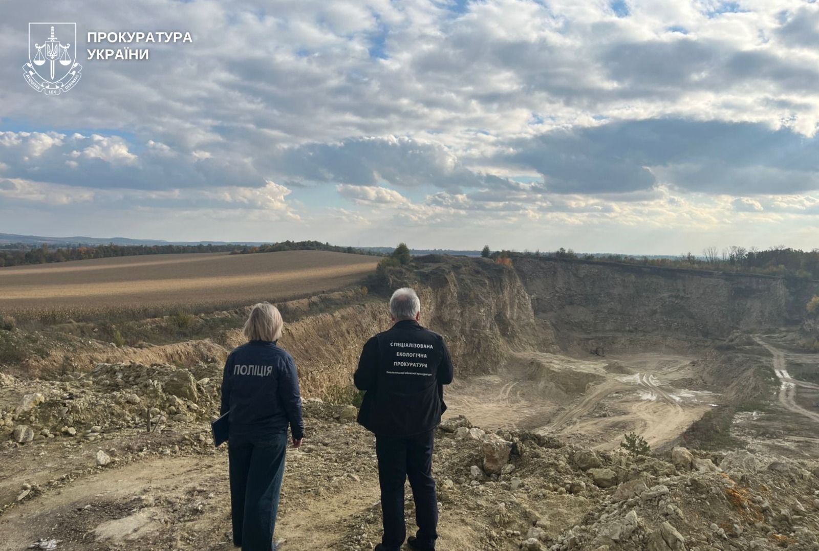Вапняк незаконно видобували у карʼєрі в Кам’янець-Подільському районі (фото Офісу генпрокурора)