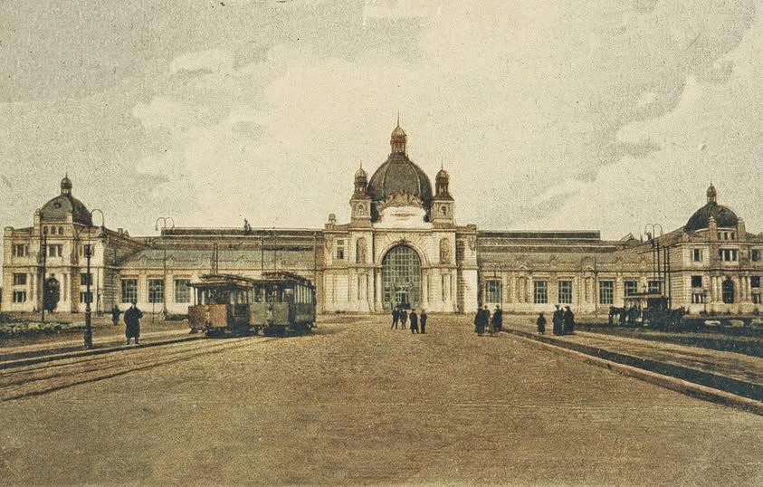 Трамваї на залізничному двірці у Львові. Фото Мандрівка Старим Кордоном/Facebook