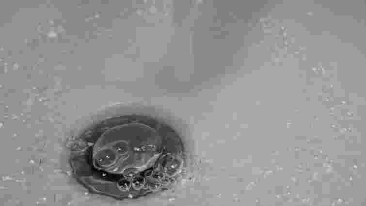 Поширений засіб від засмічень: чи справді можна виливати окріп у раковину 