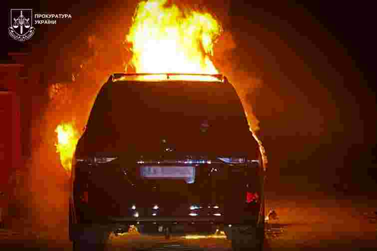 На Закарпатті спалили Toyota Land Cruiser київського бізнесмена