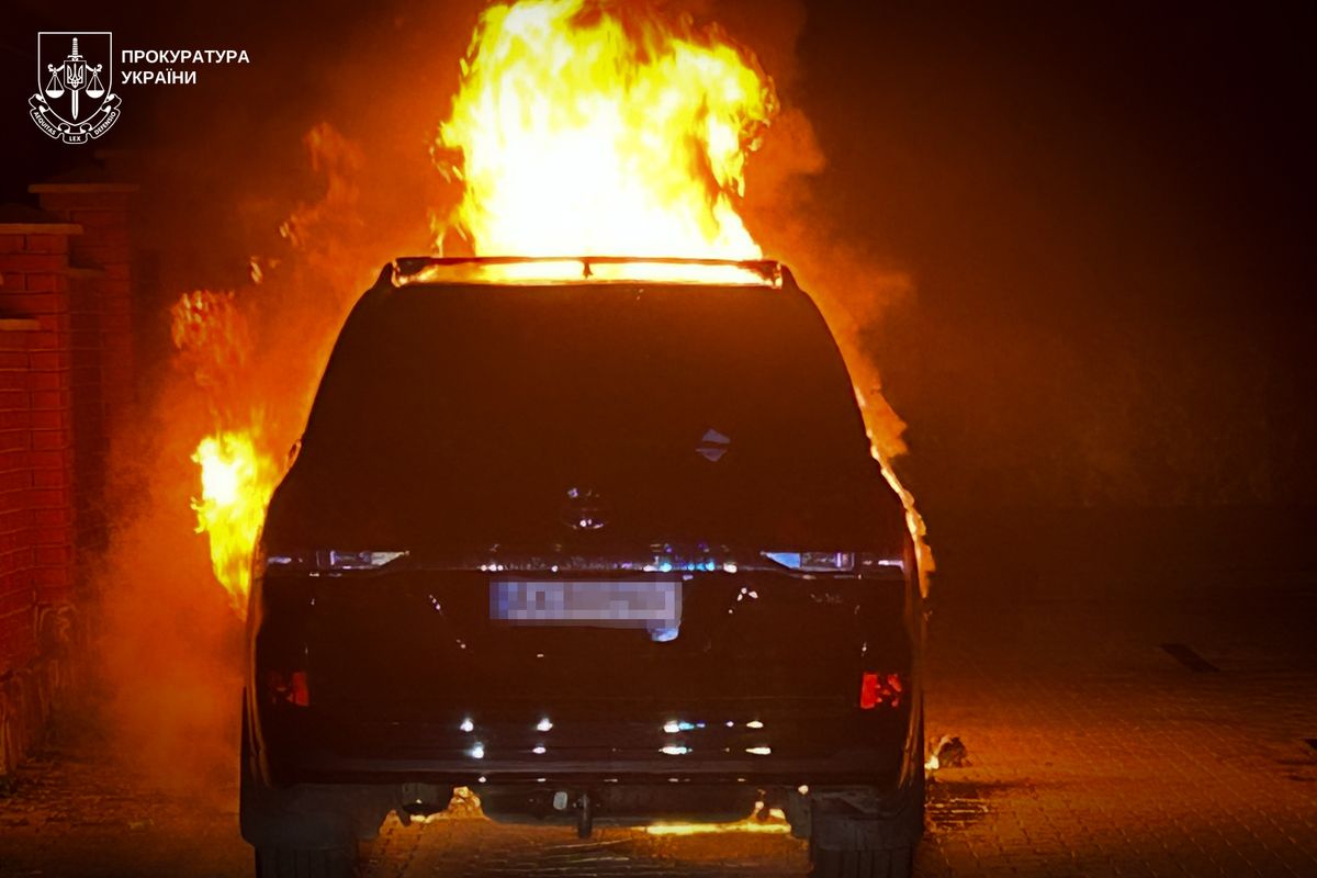 На Закарпатті спалили Toyota Land Cruiser київського бізнесмена