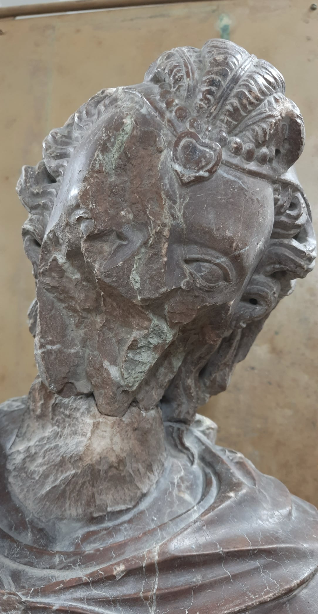 Розбита скульптура з бережанської замкової каплиці