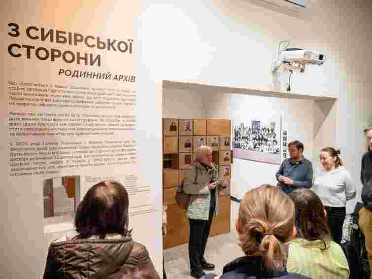 «Попросіть бабусю дістати з шухляди старі фото»