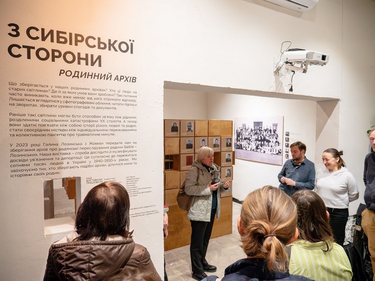 «Попросіть бабусю дістати з шухляди старі фото»