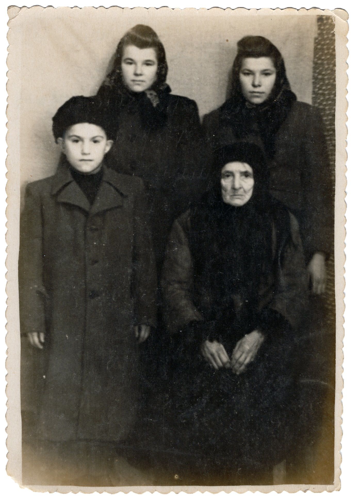 У першому ряду – Роман Лозинський та Єва Бабій, у другому – Марія та Анастасія Бабії на засланні, 1952 рік.