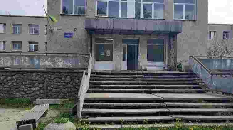 На Закарпатті директор лікарні отримав бронювання і втік за кордон