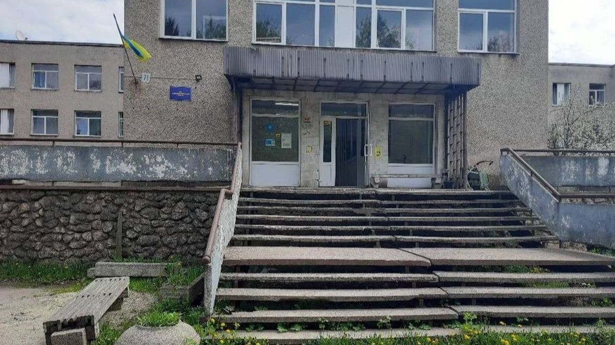 На Закарпатті директор лікарні отримав бронювання і втік за кордон